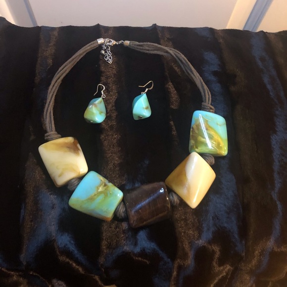 Beautiful Chunky Stone Necklace Set - Picture 3 of 6